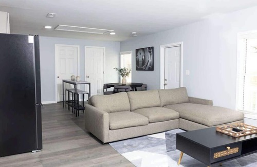 Burlington Casa | 5 Min. from Elon w/In Unit Washer + Dryer - Fast Wi-Fi - Smart TVs