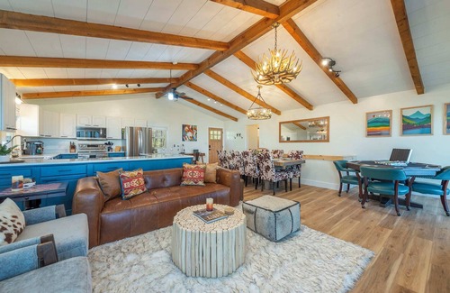 Wolf Laurel Casa | 5 Min to Hatley Pointe! Après Ski~HotTub~FirePit
