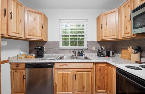 Summersville Casa | 5 min to Summersville Lake I Hot Tub I Game Room I Grill I Fire pit