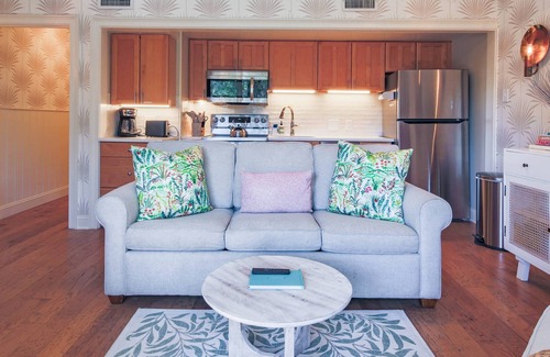 West Beach Village Villa | 5 Minute Walk to Beach! Screened Porch w/ Forest Views, Wonderful Natural Light & Comfy Seating