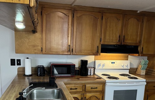 Brookeland Casa | 5 minutes from Humphrey boat ramp,guest access to pool and tennis courts