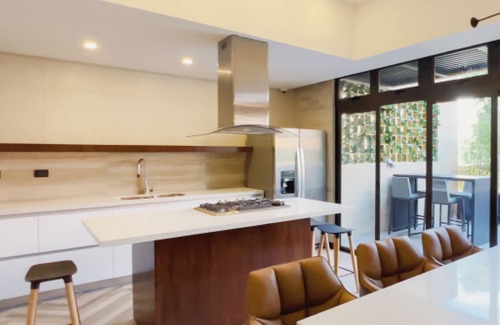 Zona 13 Apartamento | 5 minutes from shopping malls! Apartment suite EON Zone 10