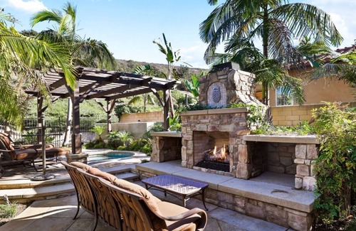 San Onofre Casa | 5 minutes to beach. Luxury estate with private pool, hot tub, firepit & privacy