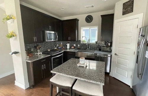Parker Lane Casa | 5 minutes to downtown, 10 min to airport. Perfect for couple's retreat