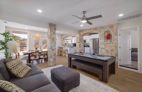 Leander Casa | 5 Minutes to Lake Travis. Sleeps 20 with Community Pool Pickleball and Fire Pit.