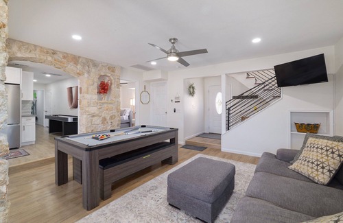 Leander Casa | 5 Minutes to Lake Travis. Sleeps 20 with Community Pool Pickleball and Fire Pit.