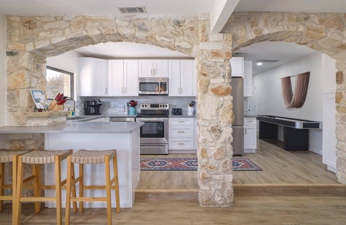 Leander Casa | 5 Minutes to Lake Travis. Sleeps 20 with Community Pool Pickleball and Fire Pit.