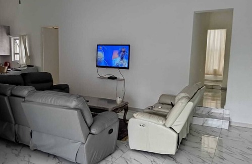 Erasmuskloof Apartamento | 5 minutes to Menlyn mall and 4 minutes to Time Square casino.