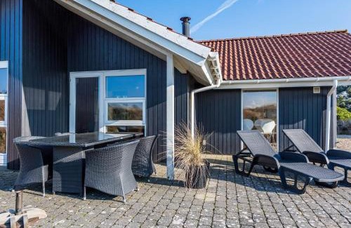 Henne Strand Casa | 5 person holiday home in Henne