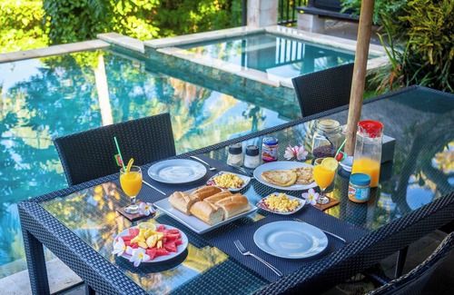 Abiansemal Villa | 5 * Villa con piscina en Ubud con recogida gratuita en el aeropuerto y uso gratuito de bicicletas.