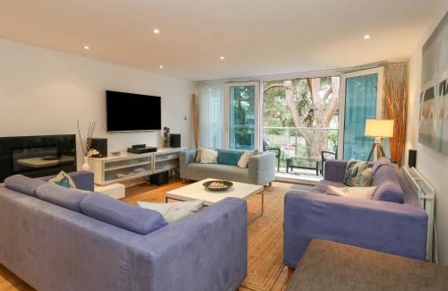 Sandbanks Casa | 5 Red Sails