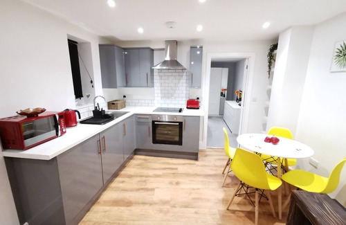 Boscombe Apartamento | Piso completamente nuevo con sala multimedia y área de juegos para niños.