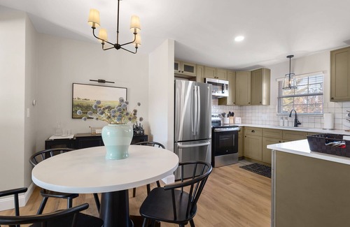 Northeast South Bend Casa | 5-Star 5BR Townhome Near Notre Dame ---> BBQ ---> Perfect for Game Day & Groups