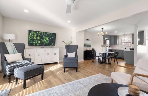 Northeast South Bend Casa | 5-Star 5BR Townhome Near Notre Dame ---> BBQ ---> Perfect for Game Day & Groups