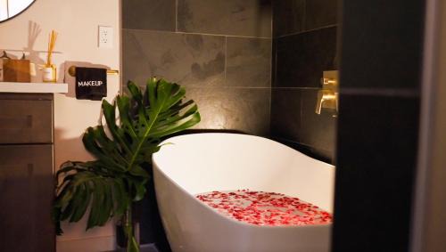 Royal Hawaiian Estates Casa | 5-Star Luxury Sauna-Spa Retreat Near Volcano Nat'l