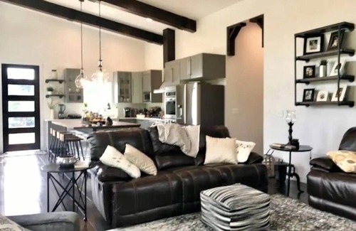Gig Harbor Casa | 5 STAR Modern Bungalow in the heart of Downtown