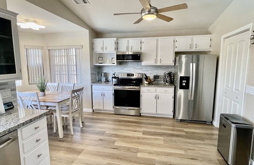 Peoria Casa | 5 star resort 4 bedroom, 3 bath,heated pool/spa, putting green,7 flat screen tvs