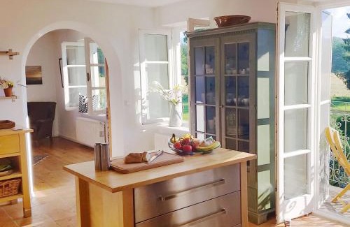 Uebersee Apartamento | 5 Sterne FeWo mit Garten und Bergblick in Chiemsee-Nähe