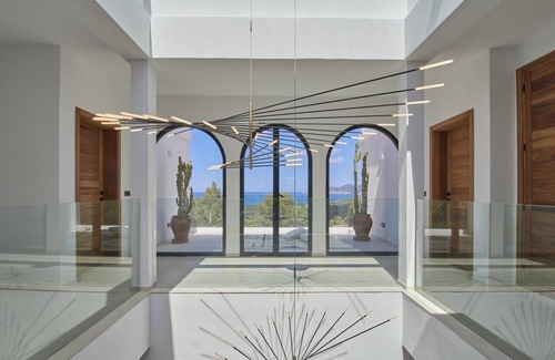 Cala Comte Villa | Villa de 5*. Magnífica vista al mar Piscina climatizada. Playa 15 minutos a pie.