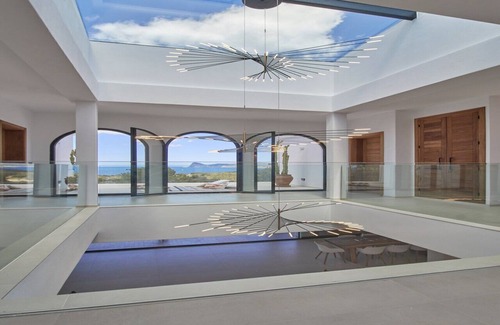 Cala Comte Villa | Villa de 5*. Magnífica vista al mar Piscina climatizada. Playa 15 minutos a pie.