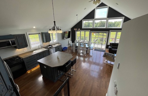 Gravenhurst Casa | 50 Acres Cottage 6 bedroom Home away from Home