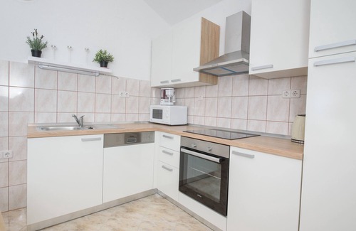 Kastel Stafilic Apartamento | Apartamentos con vistas al mar y 50 m2 de terrazas con vistas al mar, a 3 minutos caminando de la playa, barbacoa.