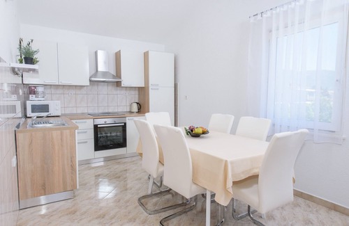 Kastel Stafilic Apartamento | Apartamentos con vistas al mar y 50 m2 de terrazas con vistas al mar, a 3 minutos caminando de la playa, barbacoa.