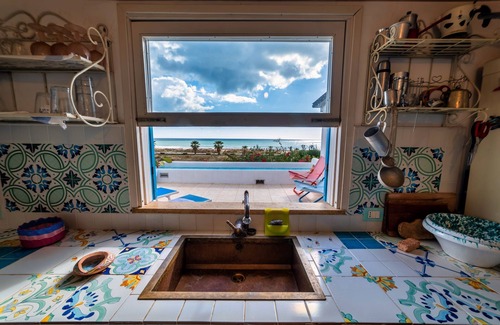 Porto Palo Villa | 50 metros de la playa de Bandera Azul de Portopalo, patio con vistas a la playa