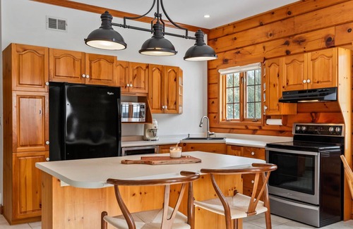 Port Franks Casa | $500 GIFT w/stay*! GRAND COTTAGE IN PORT FRANKS, HOT TUB. PET-FRIENDLY!