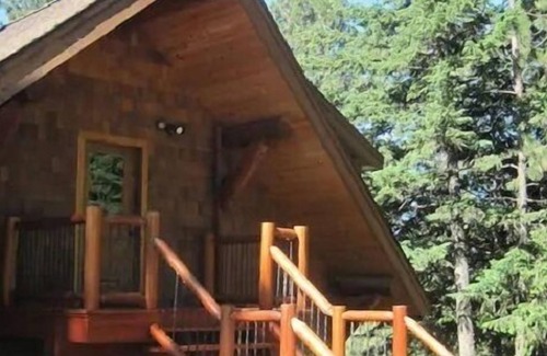 Viola Apartamento | Llamativa suite privada de 550 pies cuadrados en el piso superior de una increíble casa de troncos moderna.