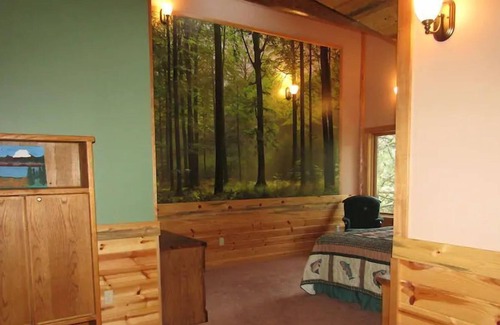 Viola Apartamento | Llamativa suite privada de 550 pies cuadrados en el piso superior de una increíble casa de troncos moderna.