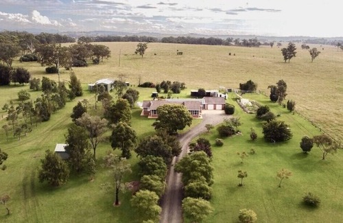 Lochinvar Casa | 5acres, 5bdr, Hunter Valley Vineyards, Fireplace, Pool, Secluded, Nature views