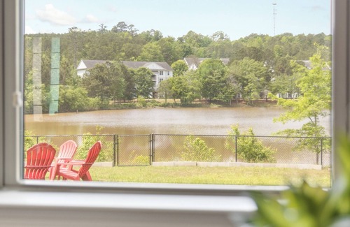 Fort Benning Casa | 5BD Lakeview Retreat - Fire Pit, Pool Table & BBQ