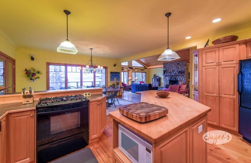 Baysville Cabaña | 5bdrm 4bath cottage in LOB!
