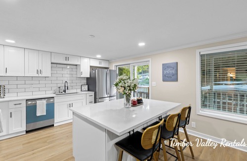 Edwards Casa | 5br, 3bath Lakefront Retreat w/dock and grill