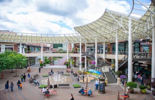 Grass Lawn Casa | 5BR Gem Walk to Microsoft and Near Redmond DT