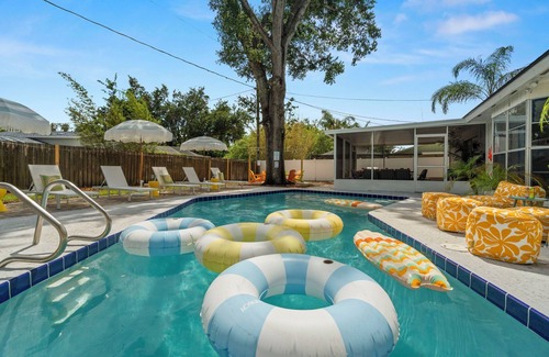 Brandon Casa | 5BR~Huge Backyard~Minigolf~Heated Pool~Outdoor Projector~Gameroom~FIOS WiFi