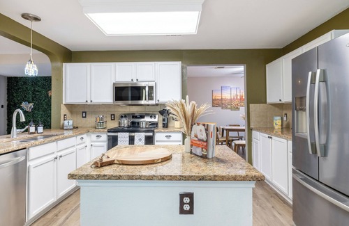 Round Rock Casa | 5BR Retreat: Arcade, Cowboy Pool & Volleyball Oasis in Huge Backyard