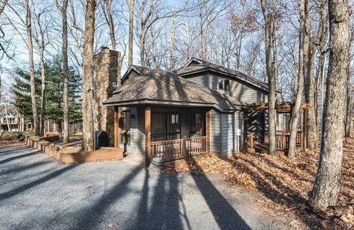 Chestnut Springs Casa | 5min to Ski! Bedroom w/o Steps Golden Tee Sun Room