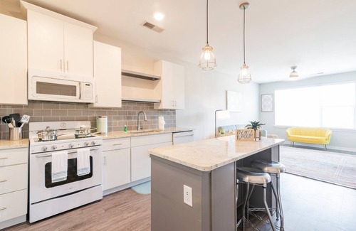 Wesley Heights Condominio | 5min to Uptown! Suite Stay~Lux Condo w/FREE Parking~ KING BED~LONG TERM Welcome!