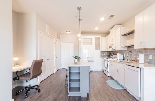 Wesley Heights Condominio | 5min to Uptown! Suite Stay~Lux Condo w/FREE Parking~ KING BED~LONG TERM Welcome!