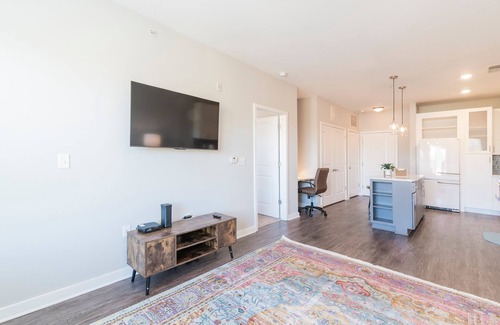 Wesley Heights Condominio | 5min to Uptown! Suite Stay~Lux Condo w/FREE Parking~ KING BED~LONG TERM Welcome!