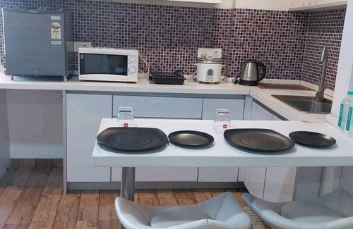 Surat Apartamento | 5mints to Airport! Family sized cosy place swimming pool, garden, gym & playarea