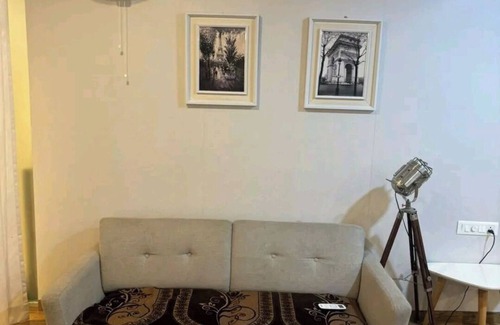 Surat Apartamento | 5mints to Airport! Family sized cosy place swimming pool, garden, gym & playarea