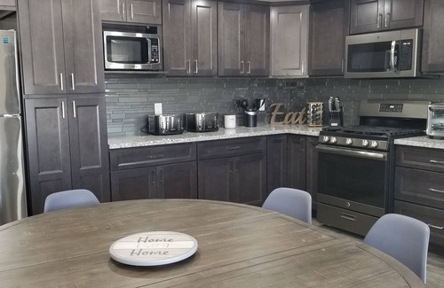 Southwest Anaheim Casa | 21 de julio al 27 de octubre! Duerme 20! ¡Estacionamiento GRATIS en Disneyland! 14 camas! Verano disponible