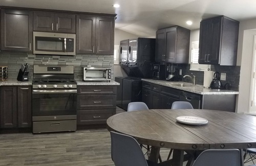 Southwest Anaheim Casa | 21 de julio al 27 de octubre! Duerme 20! ¡Estacionamiento GRATIS en Disneyland! 14 camas! Verano disponible