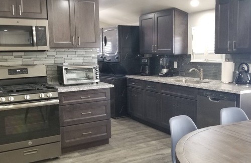 Southwest Anaheim Casa | 21 de julio al 27 de octubre! Duerme 20! ¡Estacionamiento GRATIS en Disneyland! 14 camas! Verano disponible