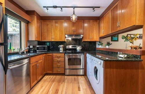 Tahoe Sierra Estates Casa | 6-8 Miles to Palisades|Alpine|Homewood|Walk to TC