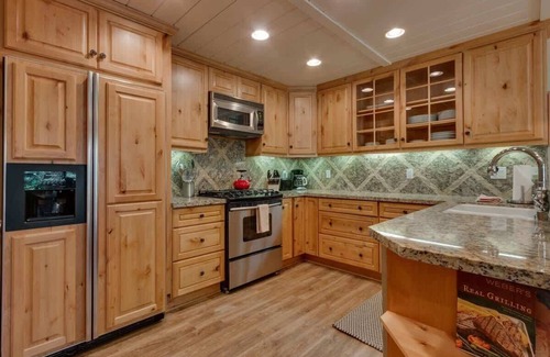 Tahoe Tavern Casa | 6-8 Miles to Palisades|Alpine|Homewood|Walk to TC