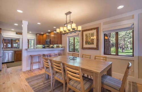 Tahoe Sierra Estates Casa | 6-8 Miles to Palisades|Alpine|Homewood|Walk to TC